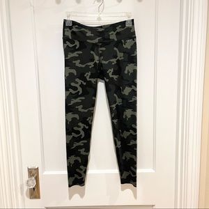 ⭐️ AR-33 Camo Print Leggings M